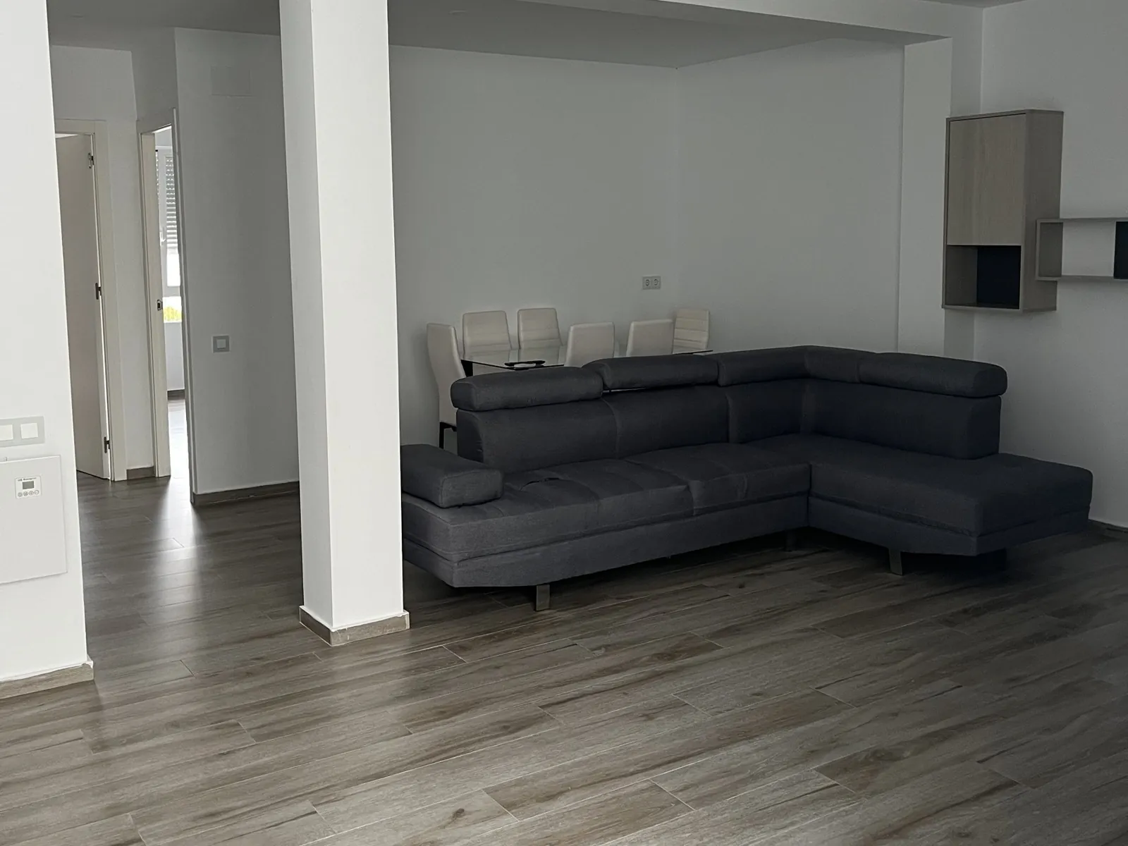 El mismo salón ya limpio y vacío, con el suelo y el sofá impecables