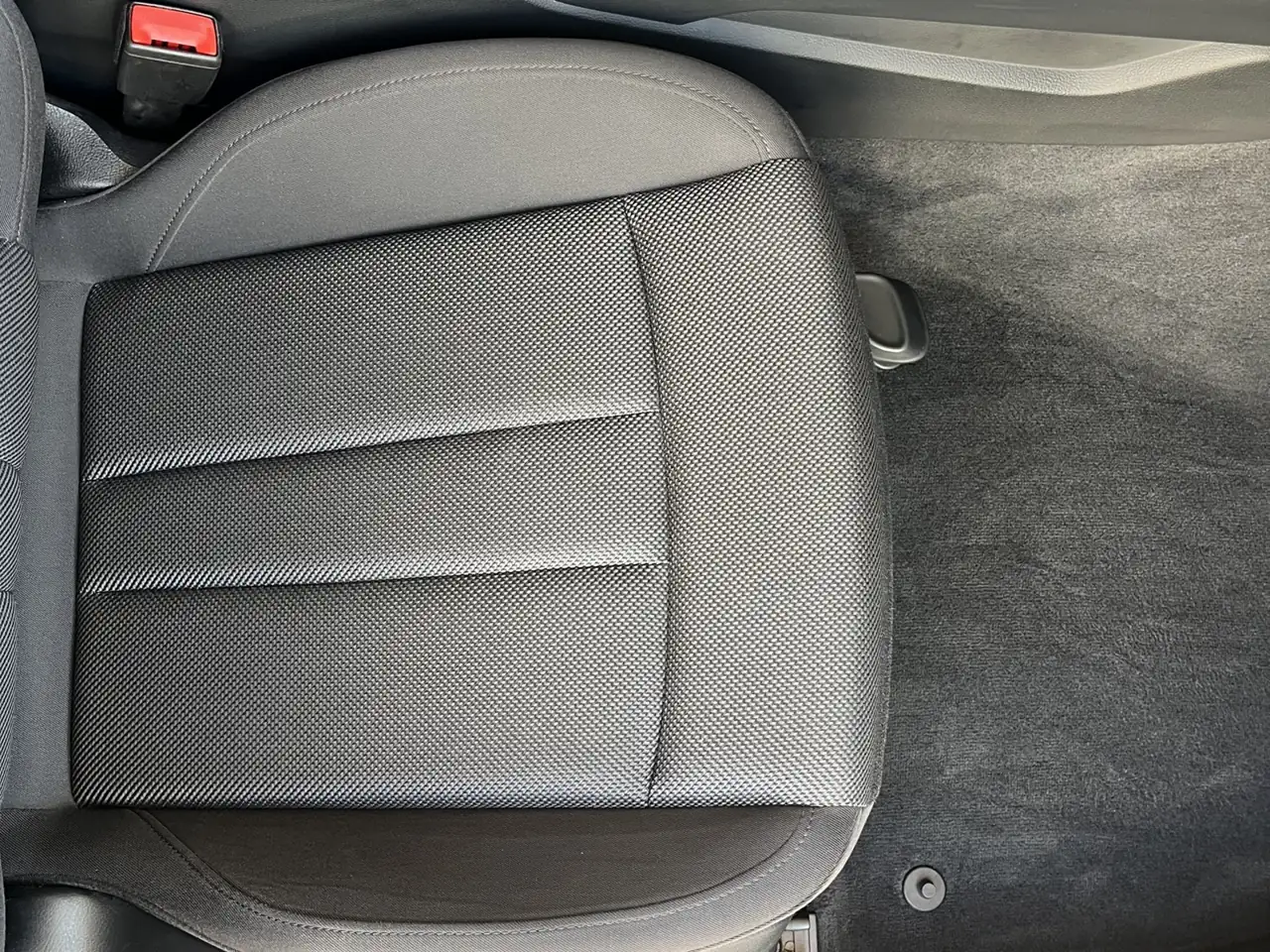 El mismo asiento y suelo del coche ya limpios, sin una mota de suciedad