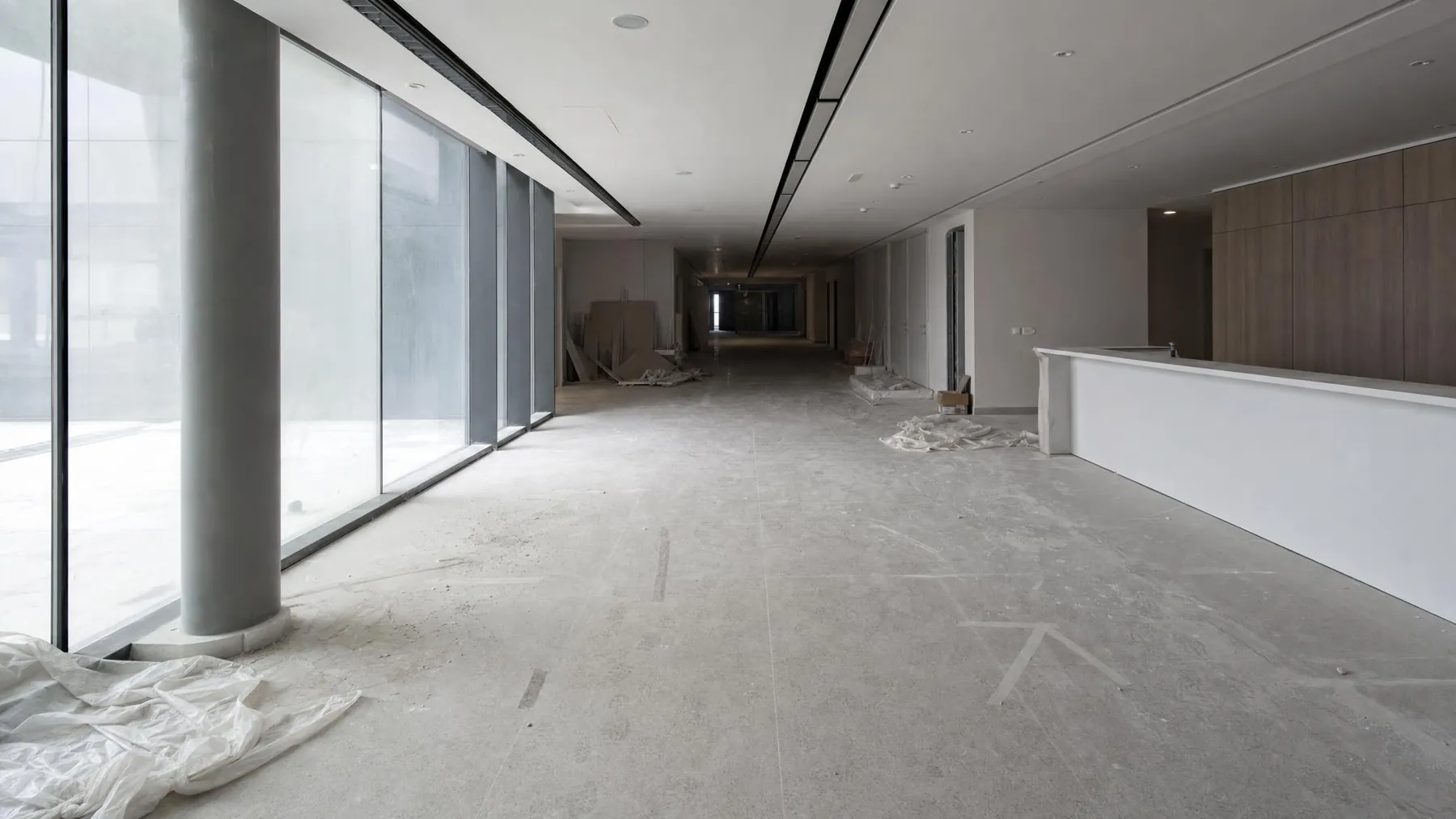 El mismo vestíbulo tras la obra, cubierto de polvo y restos de construcción