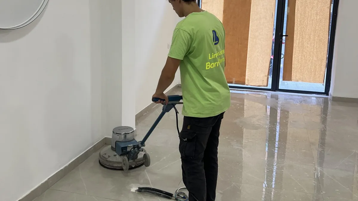 Operario de Barrachina abrillantando el suelo de un local con máquina rotativa